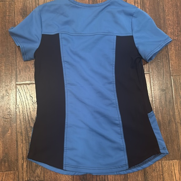 4 women scrub tops - Picture 14 of 14